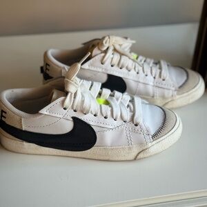 Nike Sneaker
Women’s Blazer Low Top Jumbo White Black
